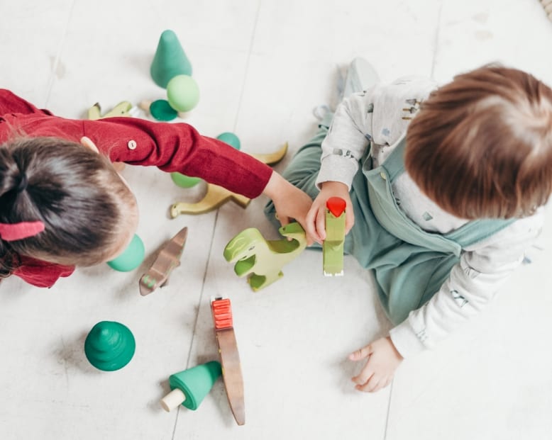 Enfants qui jouent avec des jouets